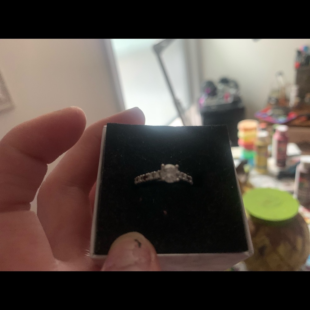 Size 6 engagement ring - Picture 3 of 5